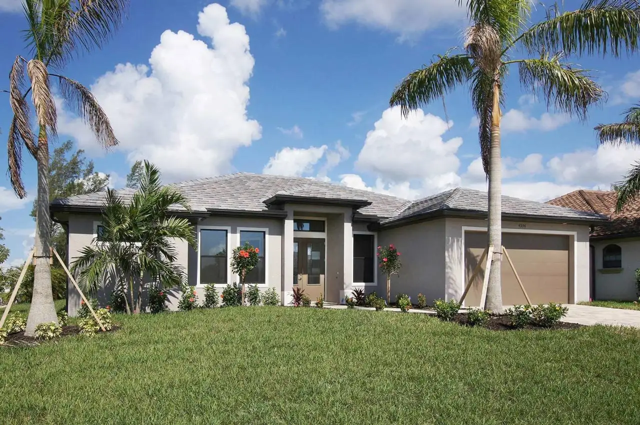 Immobilie in Cape Coral Vorderseite mit palmen