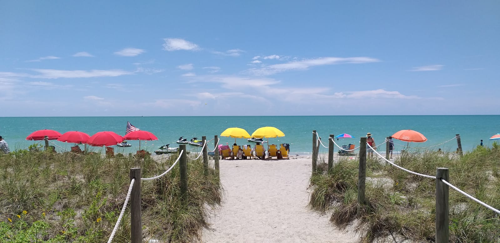 Strand mit Sonnenschirmen