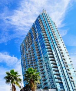 Großes Hochhaus mit vielen Wohnungen und Palmen in Florida