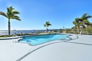 Pool einer Luxusvilla am Golf von Mexiko