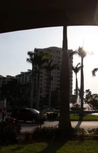 Großes Hochhaus mit vielen Wohnungen und Palmen in Florida