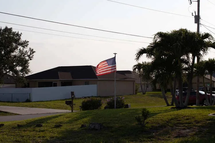Auffahrt eines Einfamilienhauses in Florida mit amerikanischer Flagge