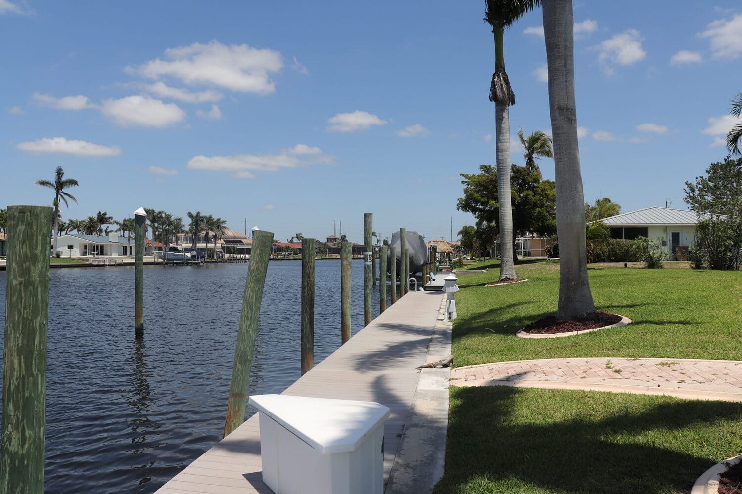 Kanal in Cape Coral mit Holzpfählern